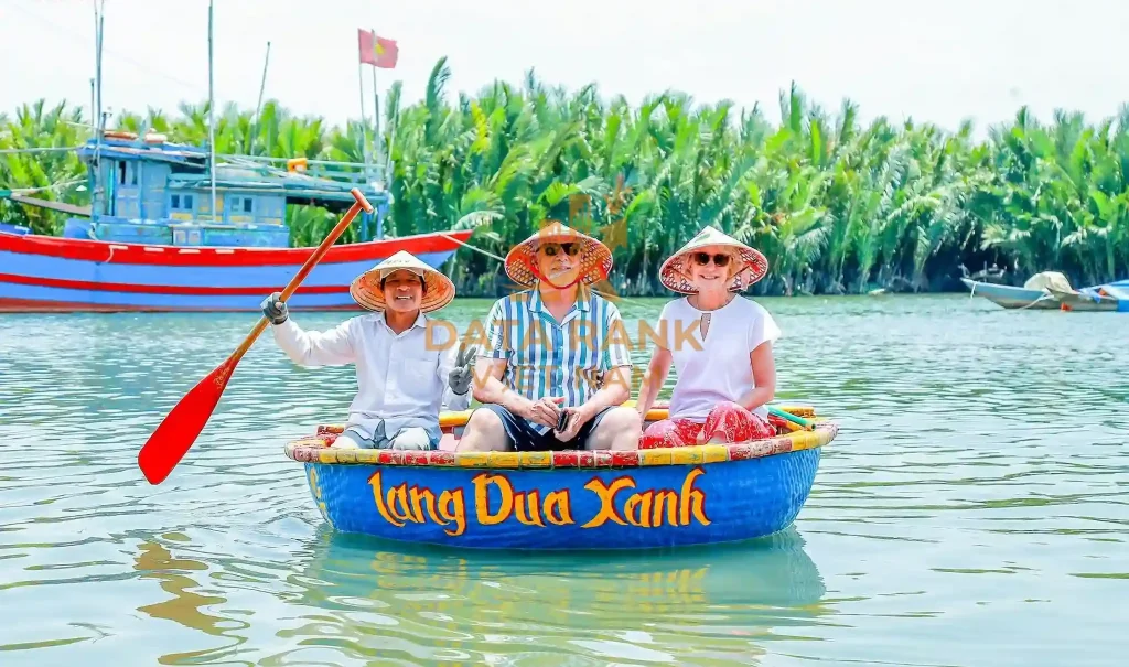 Khách hàng trải nghiệm dịch vụ tại Làng Dừa